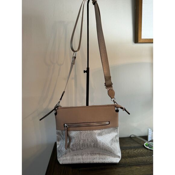 Gorgeous Sondra Roberts Squared crossbody; metalic silver and taupe - Picture 4 of 9